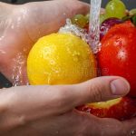 7 Cara Mencuci Sayur dan Buah Paling Efektif demi Menangkal Bahaya Residu Kimia Beracun memperlihatkan mencuci sayur dan buah