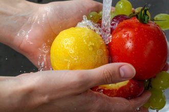 7 Cara Mencuci Sayur dan Buah Paling Efektif demi Menangkal Bahaya Residu Kimia Beracun memperlihatkan mencuci sayur dan buah