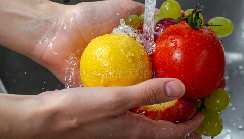 7 Cara Mencuci Sayur dan Buah Paling Efektif demi Menangkal Bahaya Residu Kimia Beracun memperlihatkan mencuci sayur dan buah