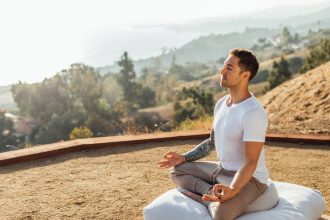 7 Cara Menurunkan Hormon Kortisol Paling Ampuh demi Mencegah Kelelahan Mental Kronis memperlihatkan menurunkan hormon kortisol