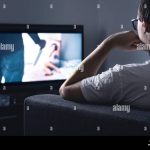 7 Dampak Buruk Kebiasaan Binge Watching Serial dan Panduan Ampuh Menyelamatkan Kenikmatan Menonton memperlihatkan kebiasaan binge watching serial