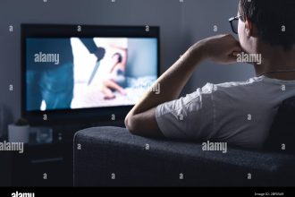 7 Dampak Buruk Kebiasaan Binge Watching Serial dan Panduan Ampuh Menyelamatkan Kenikmatan Menonton memperlihatkan kebiasaan binge watching serial