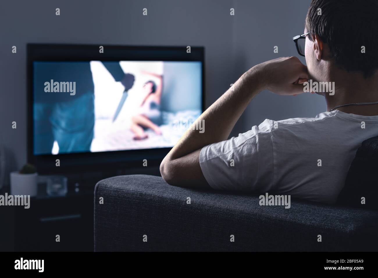 7 Dampak Buruk Kebiasaan Binge Watching Serial dan Panduan Ampuh Menyelamatkan Kenikmatan Menonton memperlihatkan kebiasaan binge watching serial