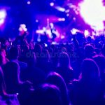 7 Etika Menonton Konser Musik Paling Krusial demi Mencegah Kericuhan Fatal di Tengah Kerumunan memperlihatkan etika menonton konser musik