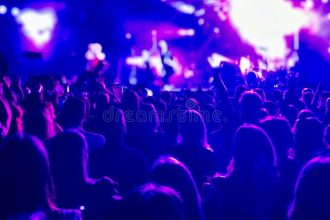 7 Etika Menonton Konser Musik Paling Krusial demi Mencegah Kericuhan Fatal di Tengah Kerumunan memperlihatkan etika menonton konser musik