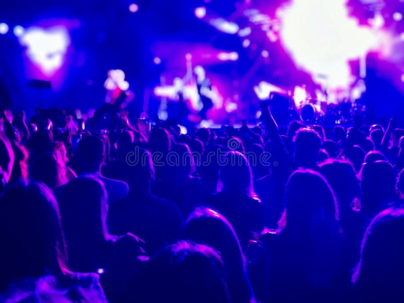 7 Etika Menonton Konser Musik Paling Krusial demi Mencegah Kericuhan Fatal di Tengah Kerumunan memperlihatkan etika menonton konser musik
