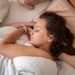 7 Langkah Efektif Meningkatkan Kualitas Tidur Nyenyak demi Menangkal Bahaya Kelelahan Ekstrem memperlihatkan meningkatkan kualitas tidur nyenyak