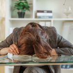 7 Panduan Cara Mengatasi Kelelahan Kronis Paling Ampuh demi Menangkal Bahaya Tubuh Ambruk memperlihatkan cara mengatasi kelelahan kronis