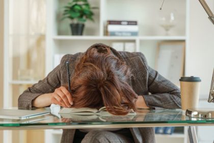7 Panduan Cara Mengatasi Kelelahan Kronis Paling Ampuh demi Menangkal Bahaya Tubuh Ambruk memperlihatkan cara mengatasi kelelahan kronis