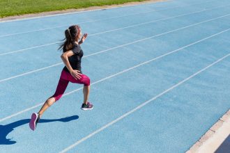 7 Panduan Cara Meningkatkan Pace Lari Paling Ampuh demi Mencegah Cedera Otot Fatal memperlihatkan cara meningkatkan pace lari