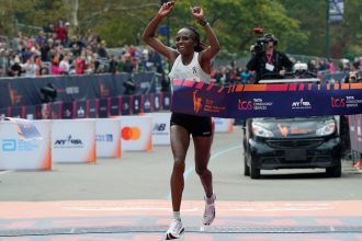 7 Panduan Kunci Latihan Lari Maraton Paling Ampuh demi Mencegah Cedera Fatal memperlihatkan latihan lari maraton