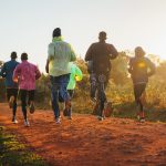 7 Panduan Latihan Lari Jarak Jauh Paling Ampuh demi Mencegah Cedera Fatal memperlihatkan latihan lari jarak jauh