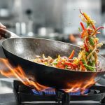 7 Rahasia Teknik Menumis Wok Hei Paling Ampuh demi Menghasilkan Aroma Khas Restoran Bintang Lima memperlihatkan teknik menumis wok hei