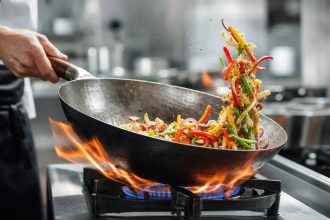 7 Rahasia Teknik Menumis Wok Hei Paling Ampuh demi Menghasilkan Aroma Khas Restoran Bintang Lima memperlihatkan teknik menumis wok hei