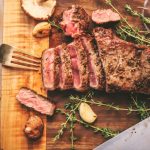 7 Teknik Memasak Daging Sapi Paling Ampuh demi Mencegah Tekstur Keras Membandel memperlihatkan teknik memasak daging sapi
