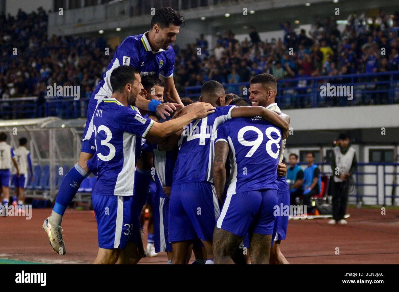 Anjloknya Posisi Klasemen Persib Usai Takluk Dramatis dan 5 Fakta Kunci Persaingan Super League mengulas klasemen persib