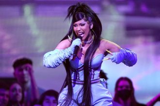 Cardi B Bikin Gempar Panggung Musik Lewat 3 Fakta Kunci Pembatalan Konser dan Aksi Haru Keluarganya mengulas cardi b