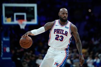 Debut Menggemparkan LeBron James dan 4 Fakta Kunci Penuh Emosi Bersama Philadelphia 76ers mengulas lebron james