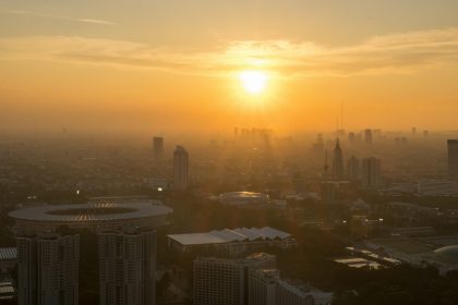Derita Suhu Panas Menyengat Mengancam Jabodetabek dan 4 Fakta Kunci Pemicunya mengulas suhu panas menyengat