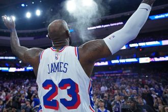 3 Fakta Kunci LeBron James Hadapi Serangan Donald Trump dan Badai NBA mengulas lebron james