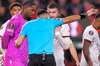 Petaka Mike Maignan dan 4 Fakta Kunci Kemarahan AC Milan Usai Dibantai Bournemouth mengulas mike maignan