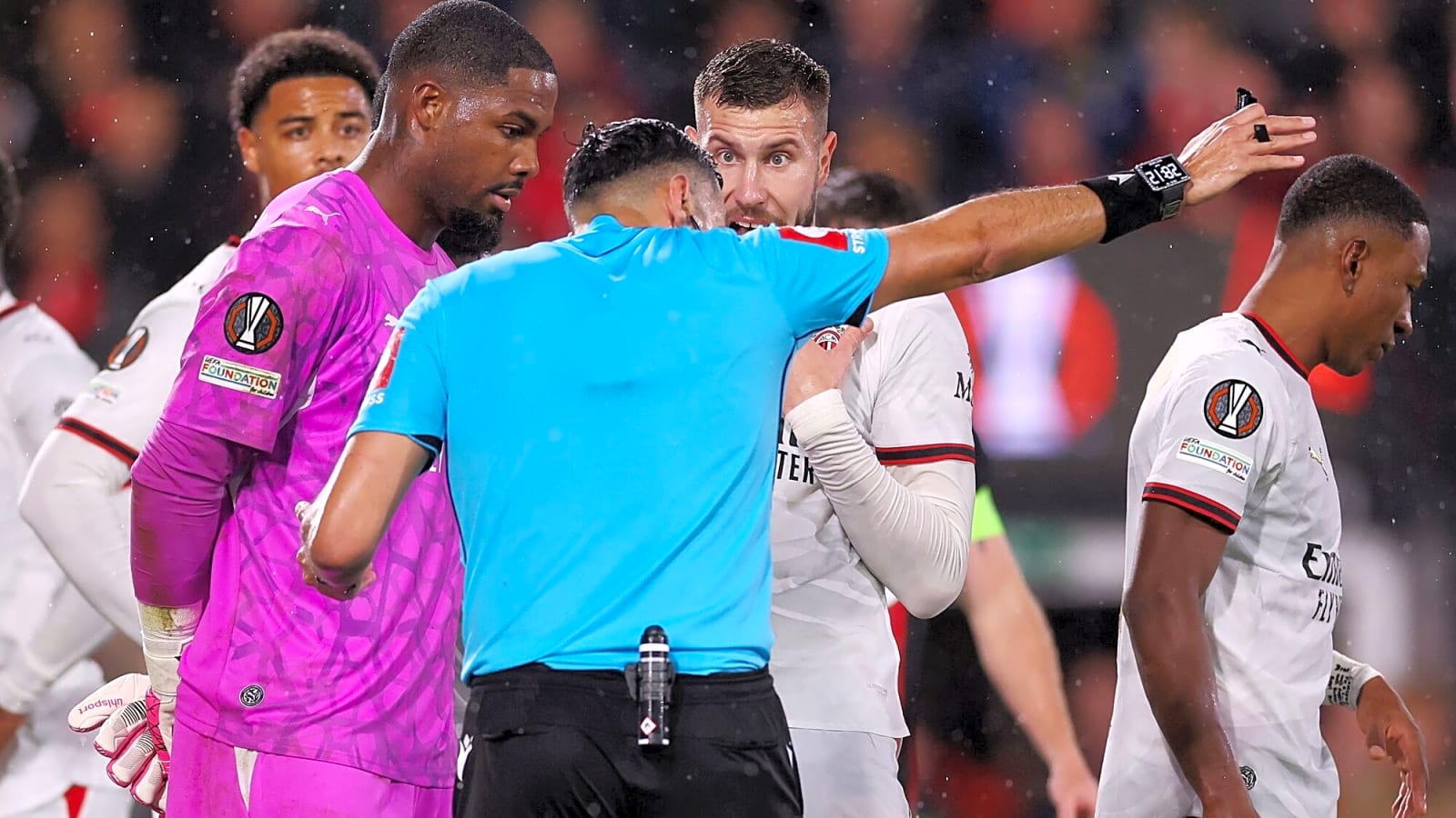 Petaka Mike Maignan dan 4 Fakta Kunci Kemarahan AC Milan Usai Dibantai Bournemouth mengulas mike maignan