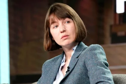 5 Fakta Kunci Sally Rooney Tarik Peredaran Bukunya di Inggris Demi Membela Palestina mengulas sally rooney